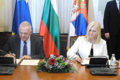 14 February 2018 National Assembly Secretary General Svetislava Bulajic and Bulgarian Ambassador to Serbia H.E. Radko Vlaykov at the signing of the Agreement on Non-Refundable Aid